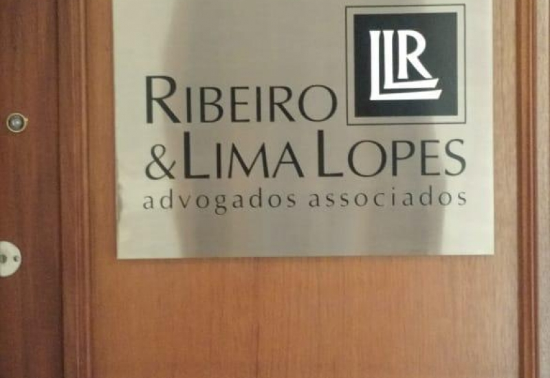 Logos e letras em acrílico