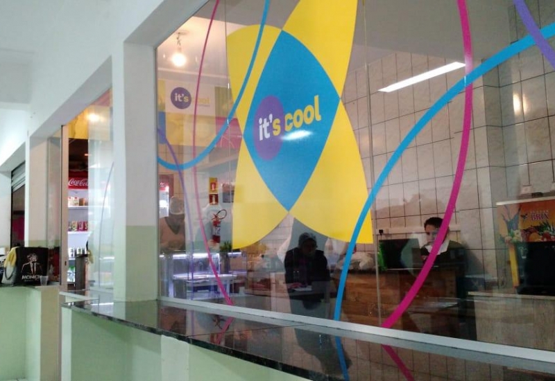 Painéis e Portas em vidro adesivados